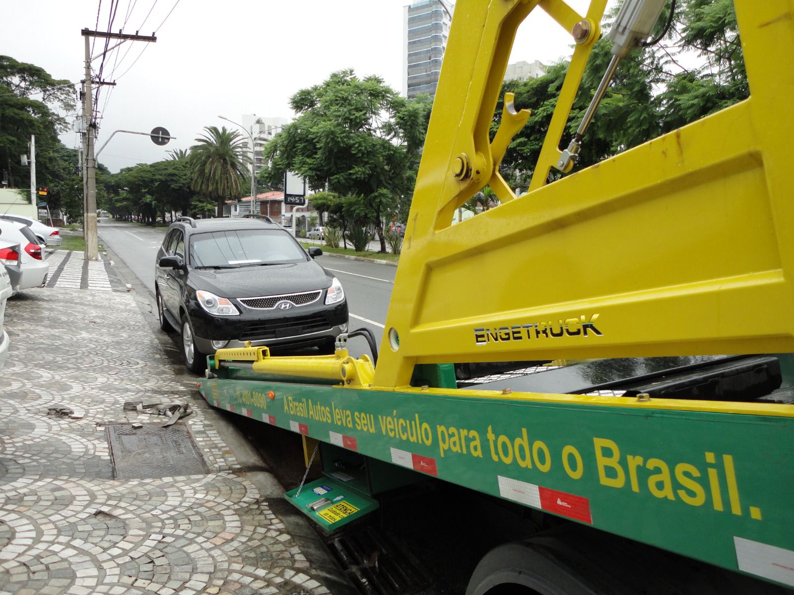 Veículo sendo embarcado na plataforma da Brasil Autos em operação real