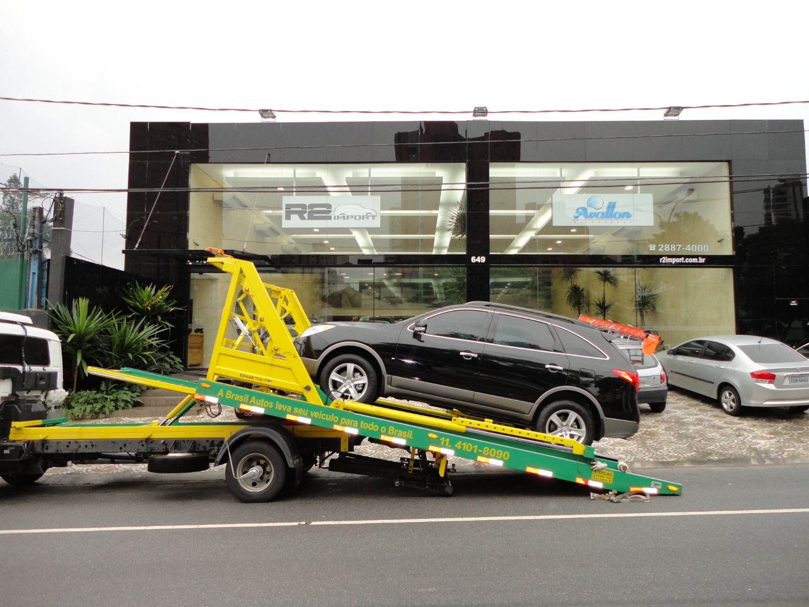 SUV embarcado na plataforma com ângulo reduzido da Brasil Autos